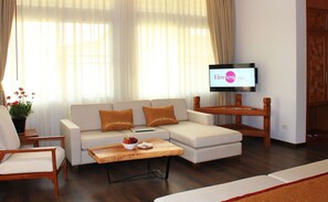 Villa Grand | Zona de estar | Una televisión de pantalla plana, películas de pago