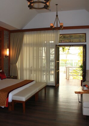 Minibar, caja de seguridad en la habitación y escritorio 