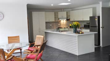 Casa familiar, 3 habitaciones, vista al jardín, en el área del jardín | Cocina privada | Microondas y cafetera y tetera