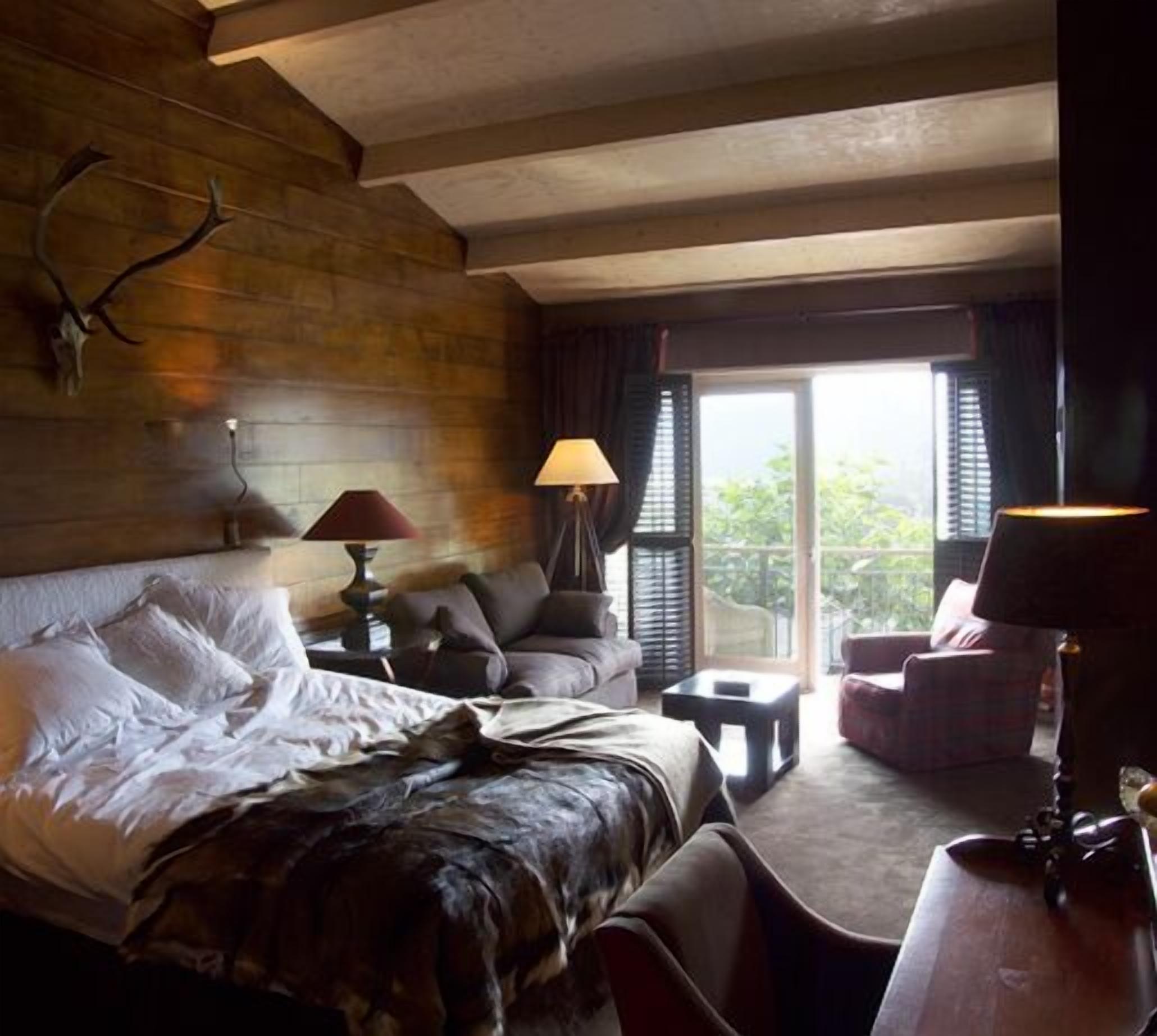 Luxe beddengoed, een kluis op de kamer, een bureau, een laptopwerkplek