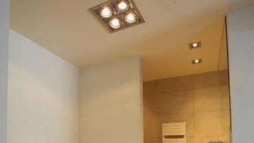 Un baño moderno con una bañera independiente, un tocador con espejo y una zona de ducha.