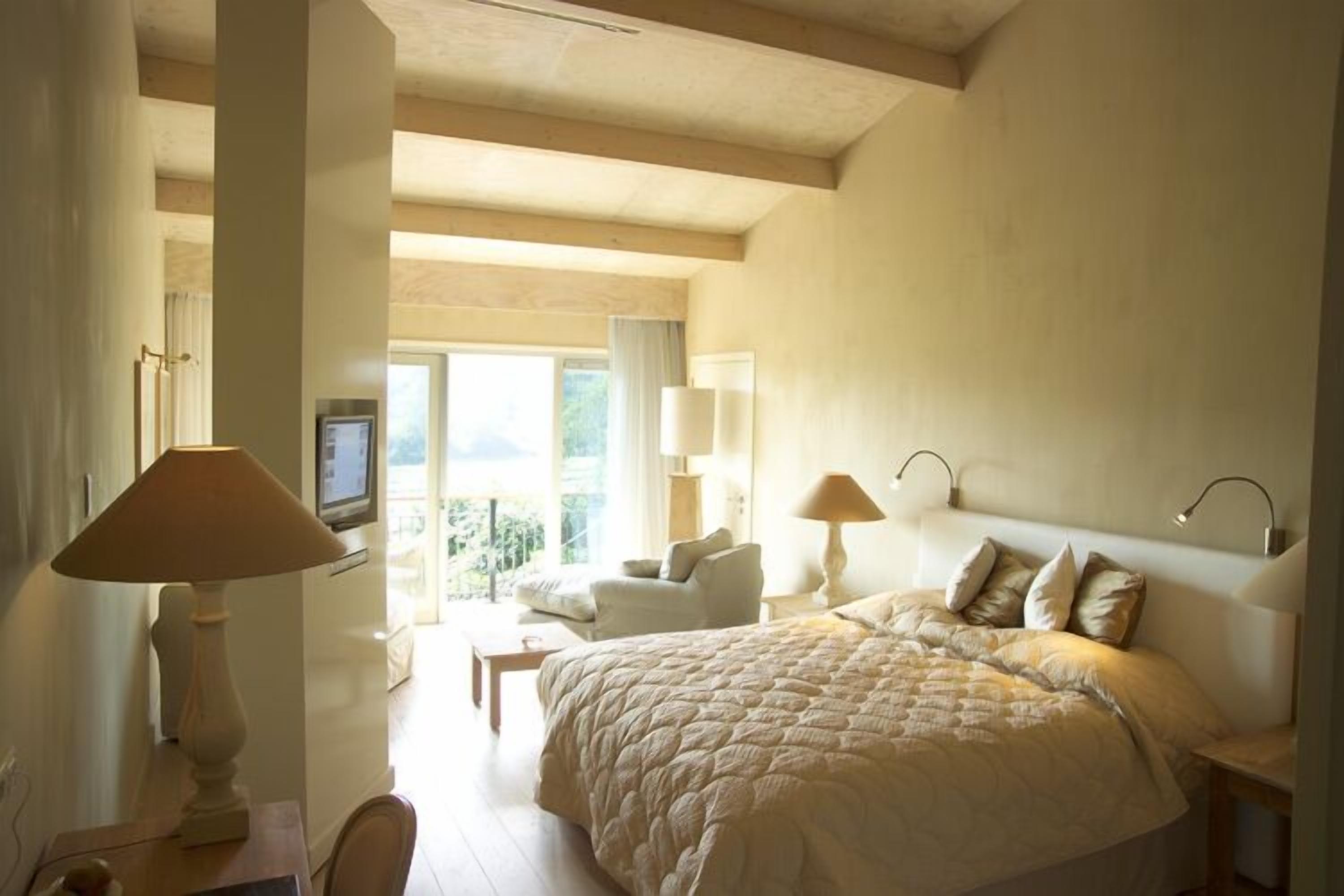 Hochwertige Bettwaren, Zimmersafe, Schreibtisch