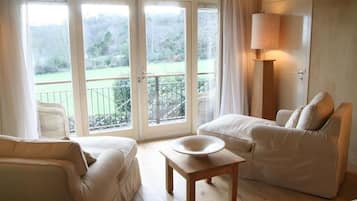 1 bedroom, premium bedding, in-room safe, desk
