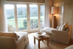 Roupas de cama premium, cofres nos quartos, escrivaninha