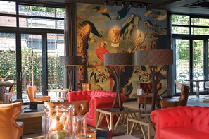 Lobby lounge