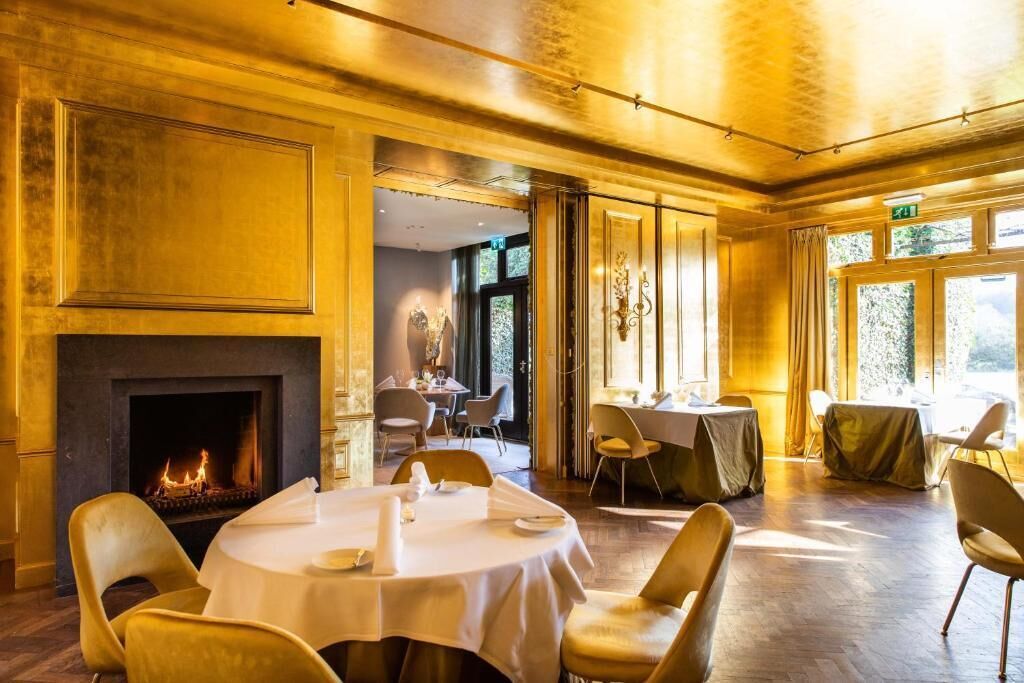 2 restaurants servant le déjeuner et le dîner