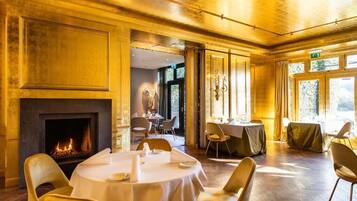 2 restaurants servant le déjeuner et le dîner
