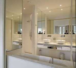 Badewanne und Dusche (separat), Komfortbadewanne, Regendusche