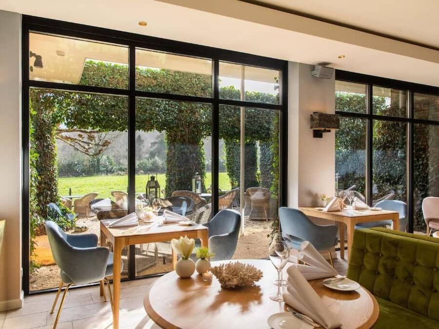 2 restaurants, lunch served