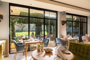 2 restauranter, lunsj serveres