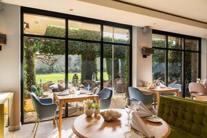 2 restaurantes, é servido almoço