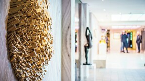 A modern interior with a unique wall art installation and a marble floor. - Restaurant Hotel Merlet  (Schoorl)
