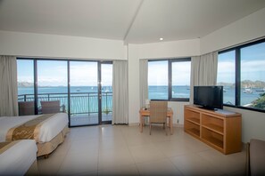 Habitación Deluxe con 1 cama doble o 2 individuales, vistas al mar | Caja fuerte, escritorio, espacio para trabajar con un portátil