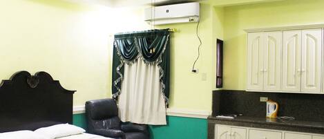 Minibar, brankas, meja kerja, dan Wi-Fi gratis