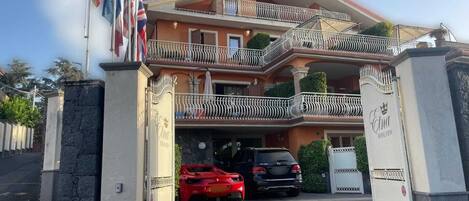 Mặt tiền nơi lưu trú