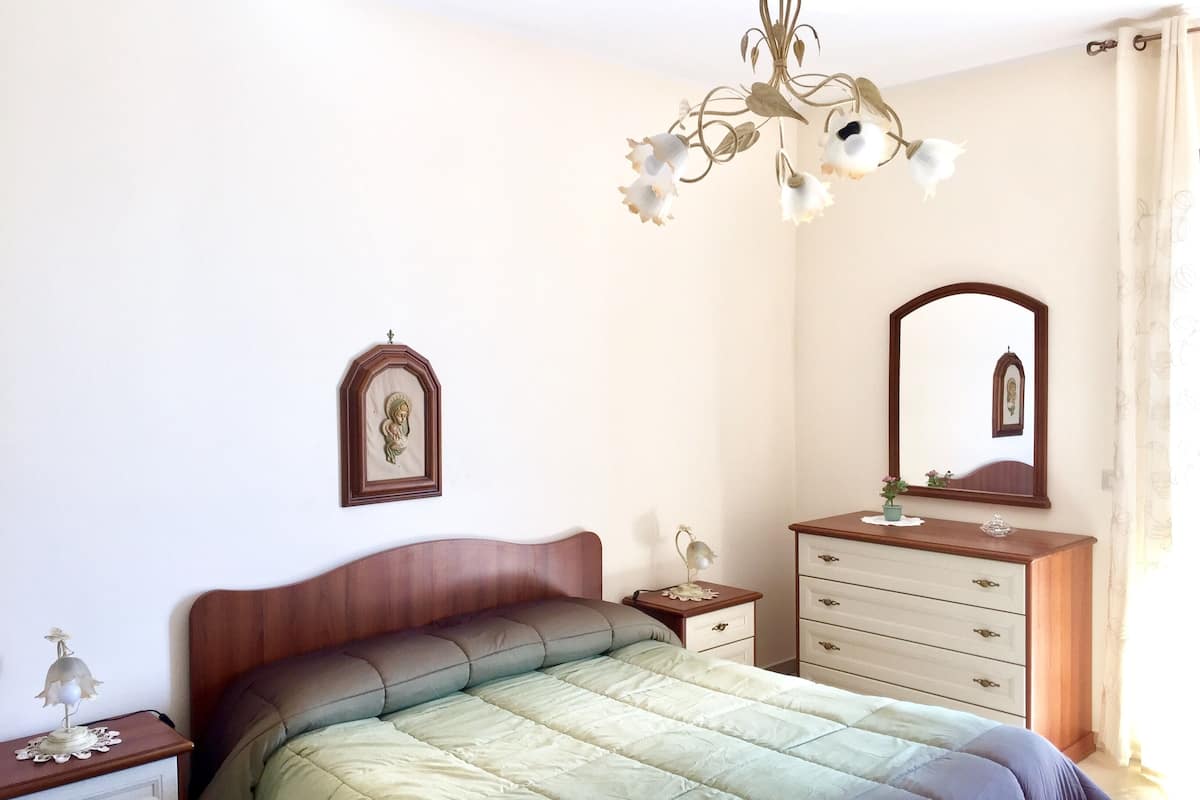 Apartamento panorâmico, 1 quarto, vista para o mar | 1 quarto, roupas de cama premium, edredons de pluma, escrivaninha