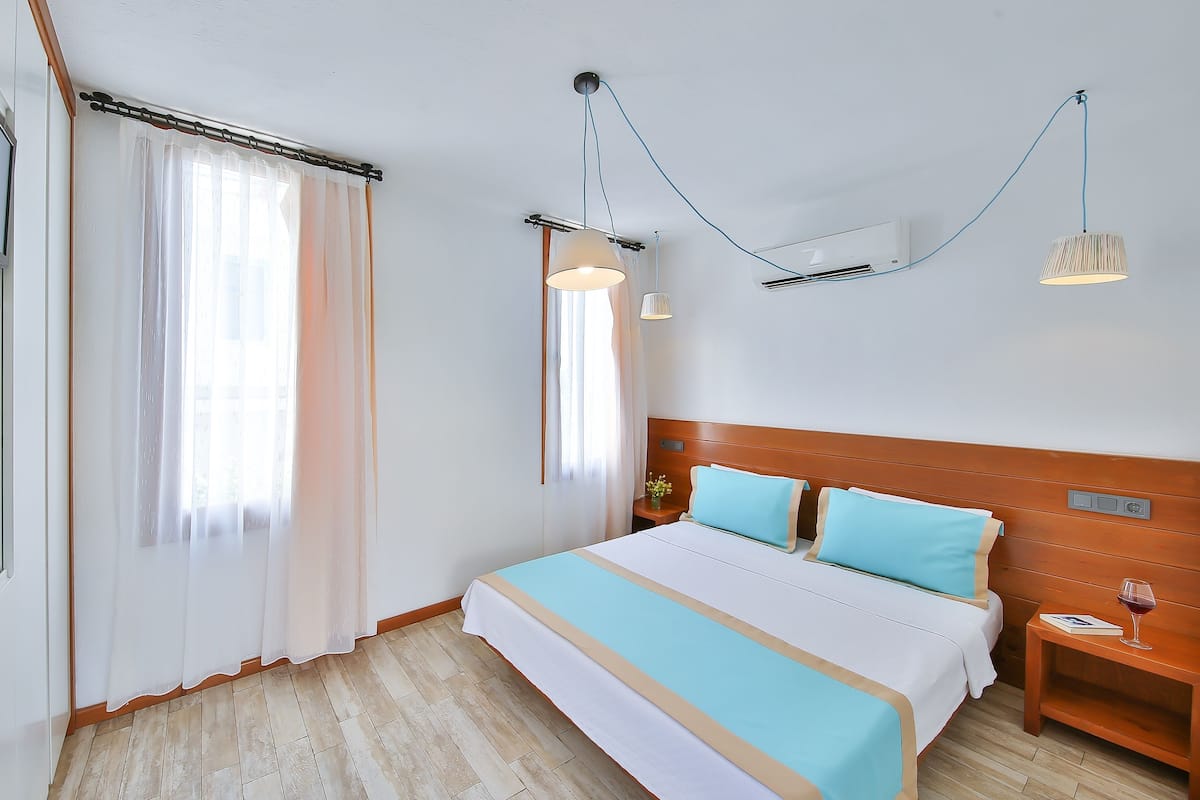 Double Room | Premium bedding, in-room safe, soundproofing, free cribs/infant beds