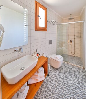Douche, articles de toilette gratuits, sèche-cheveux, chaussons