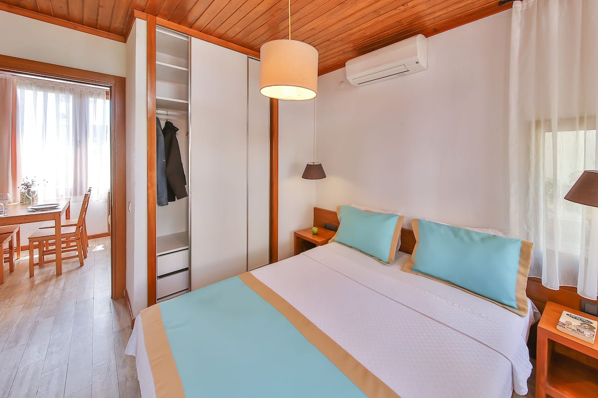 Premium bedding, in-room safe, soundproofing, free cots/infant beds