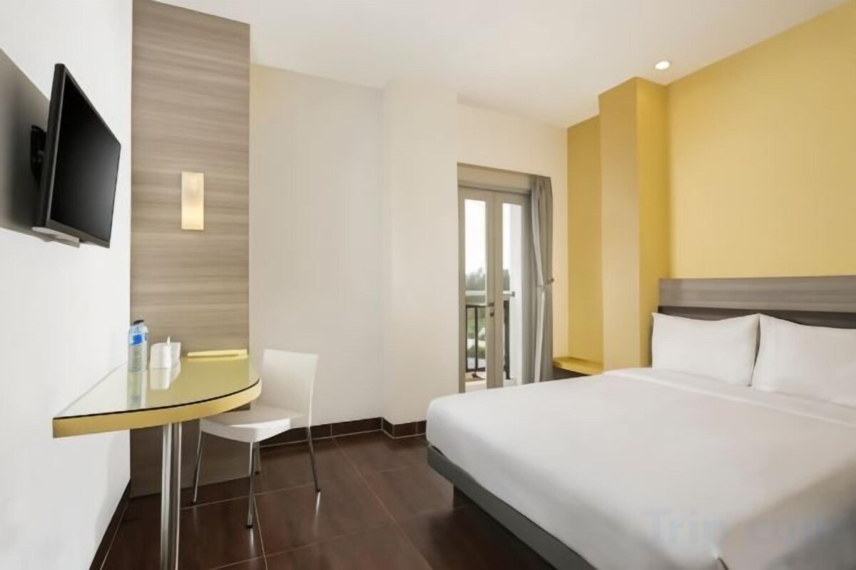 Hypo-allergenic bedding, in-room safe, desk, blackout curtains