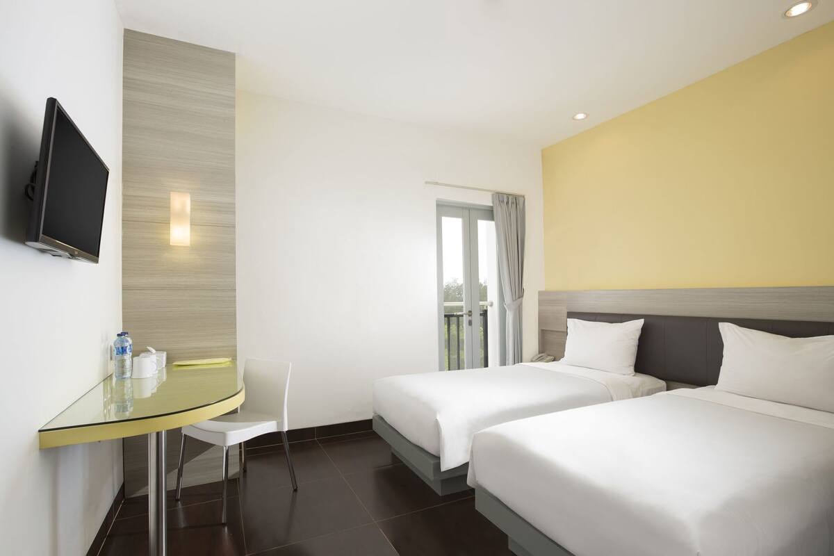 Hypo-allergenic bedding, in-room safe, desk, blackout drapes