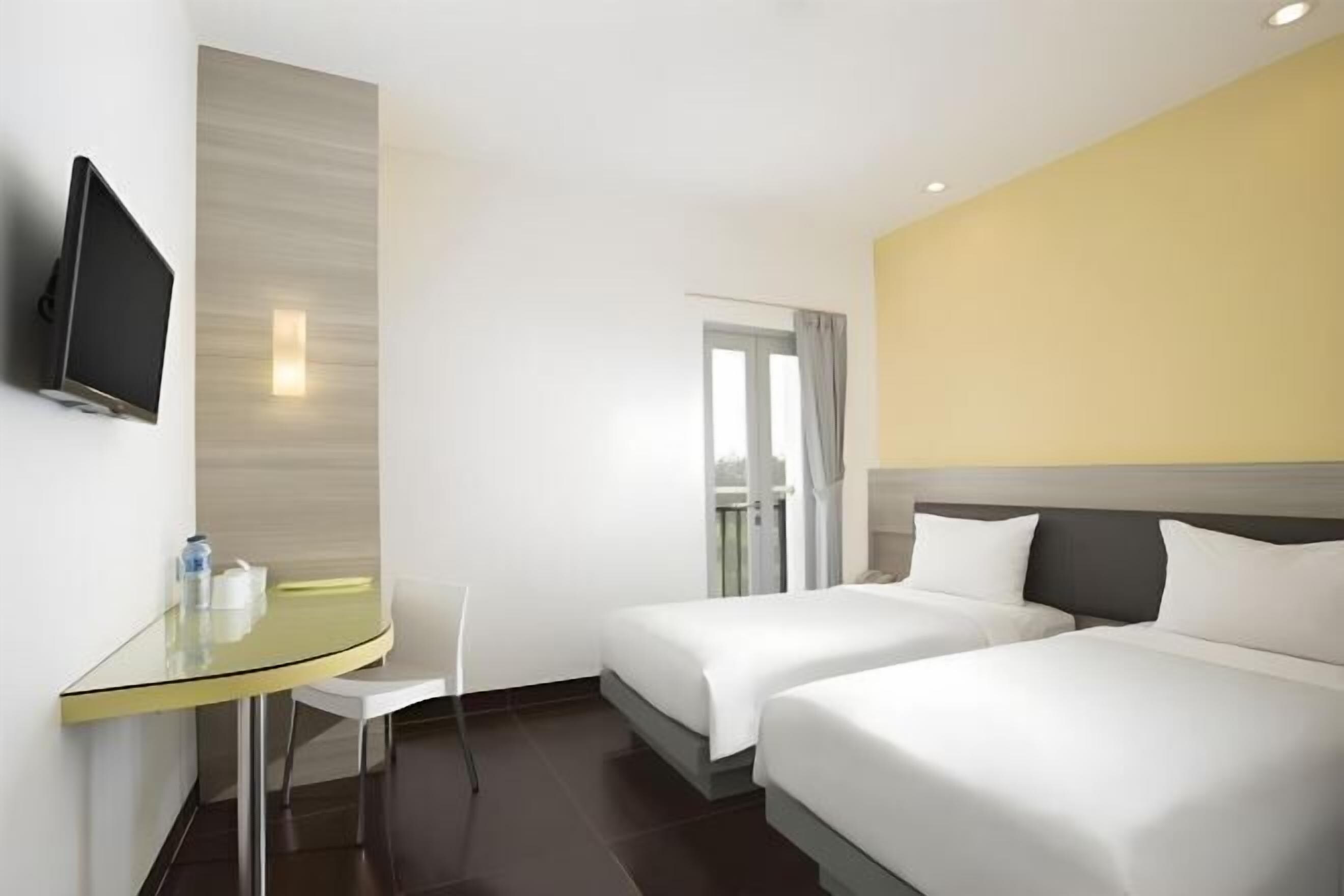 Hypo-allergenic bedding, in-room safe, desk, blackout drapes