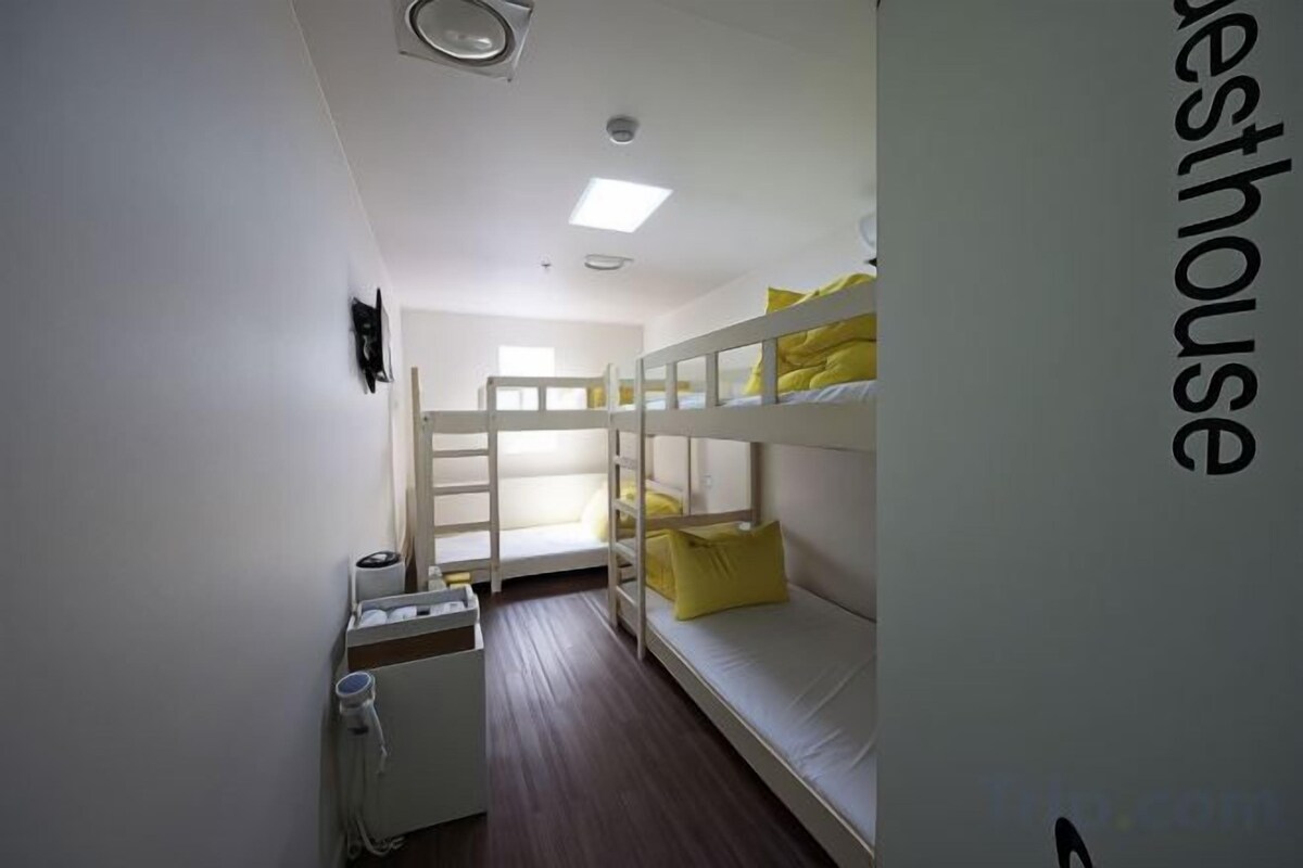 Cortinas opacas, tabla de planchar con plancha, wifi gratis