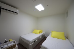 Zweibettzimmer | Verdunkelungsvorhänge, Bügeleisen/Bügelbrett, kostenloses WLAN