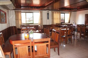 Breakfast and lunch served, international cuisine - Sisavath Hotel (Vientiane)