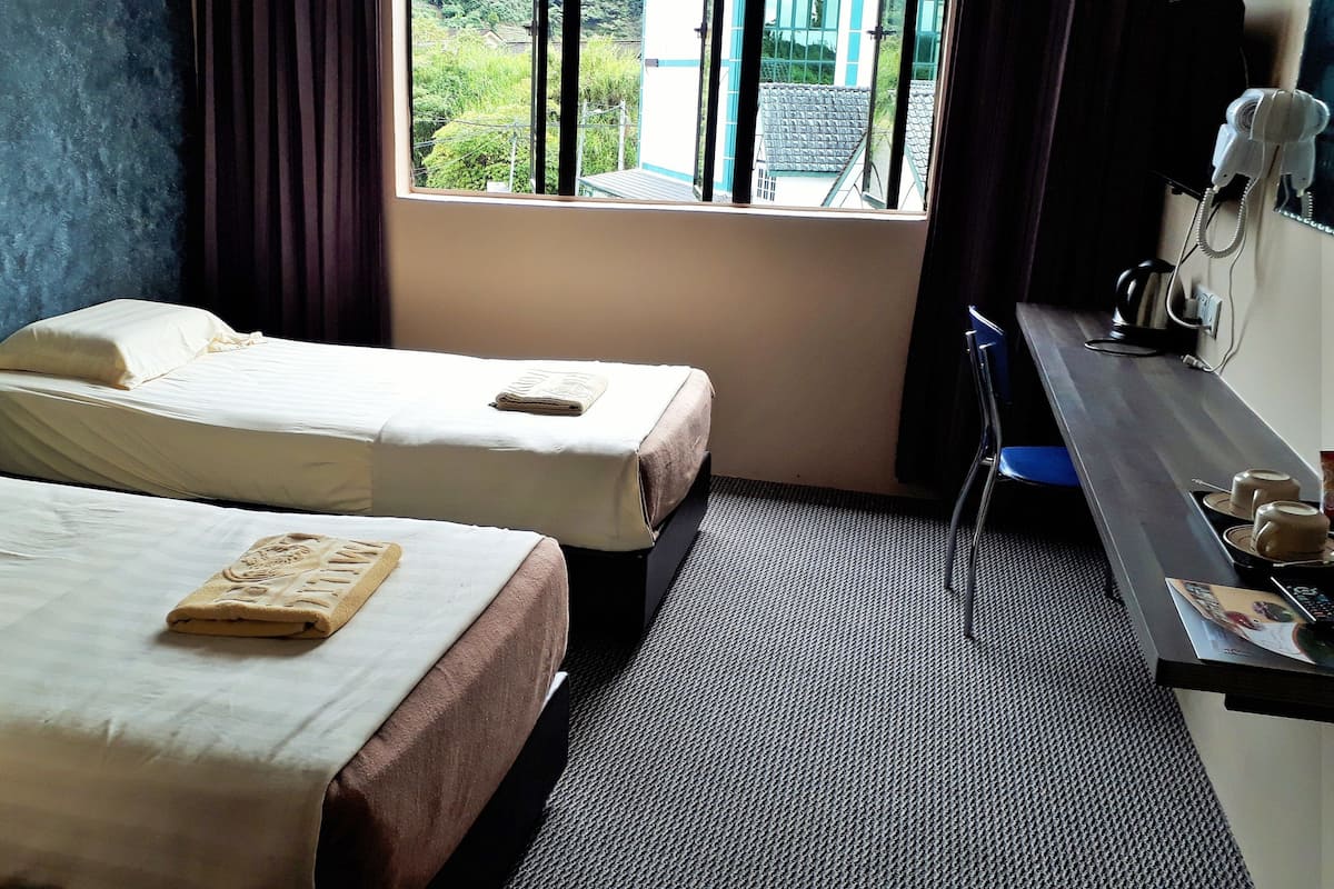 Escritorio, camas extra, wifi gratis y ropa de cama