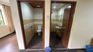 Family Quad Room | Bathroom | Shower, rainfall showerhead, free toiletries, hair dryer