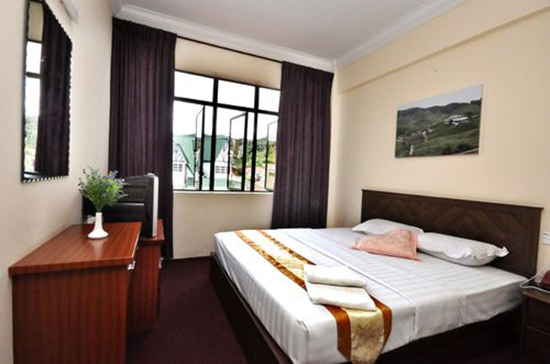 Desk, free WiFi, bed sheets