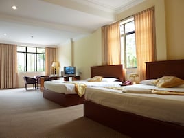 Family Quad Room | Desk, rollaway beds, free WiFi, bed sheets