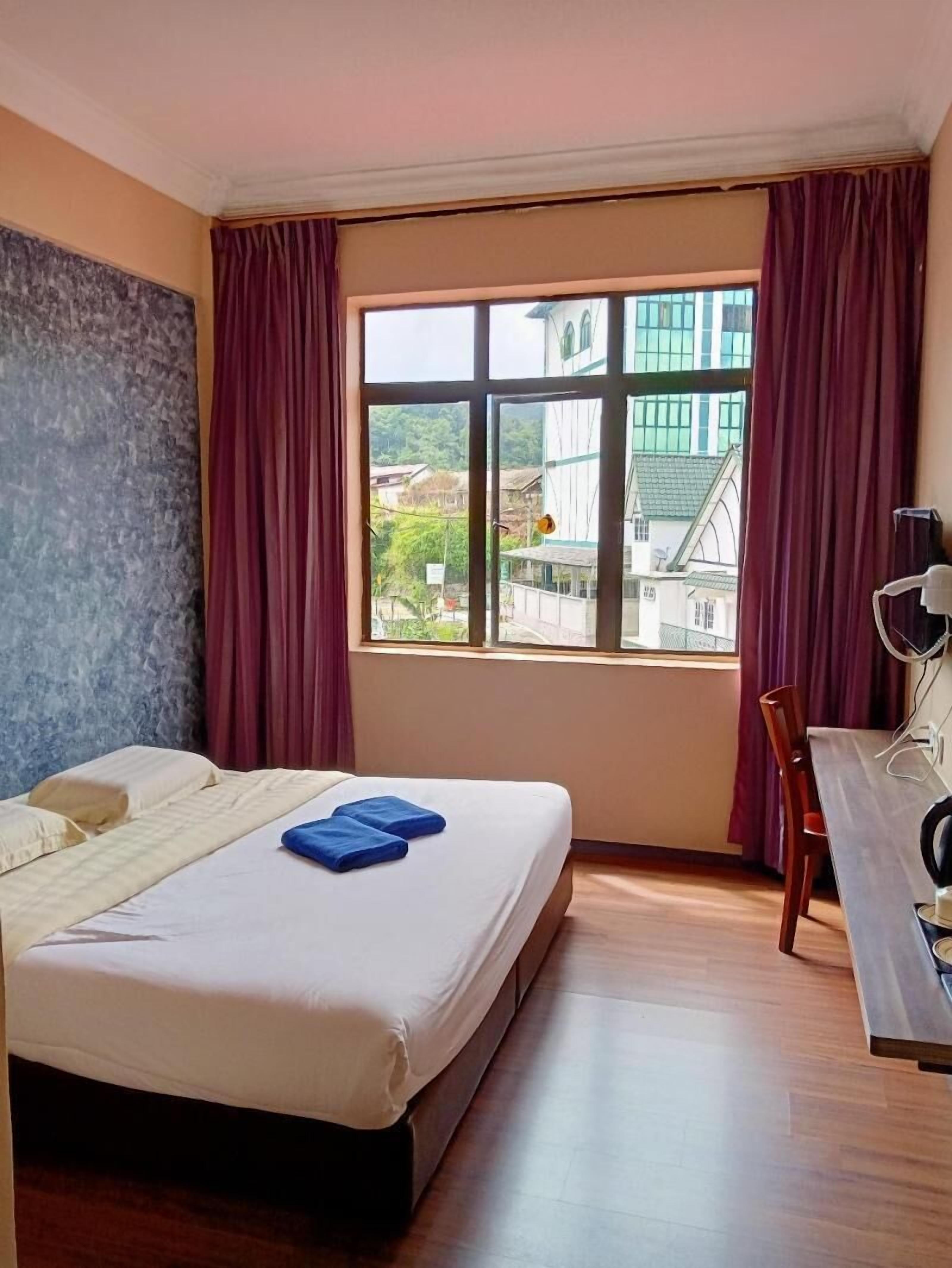 Escritorio, wifi gratis y ropa de cama 