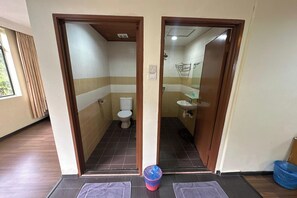 Family Room | Bathroom | Shower, rainfall showerhead, free toiletries, hair dryer - Hotel Titiwangsa (Brinchang)