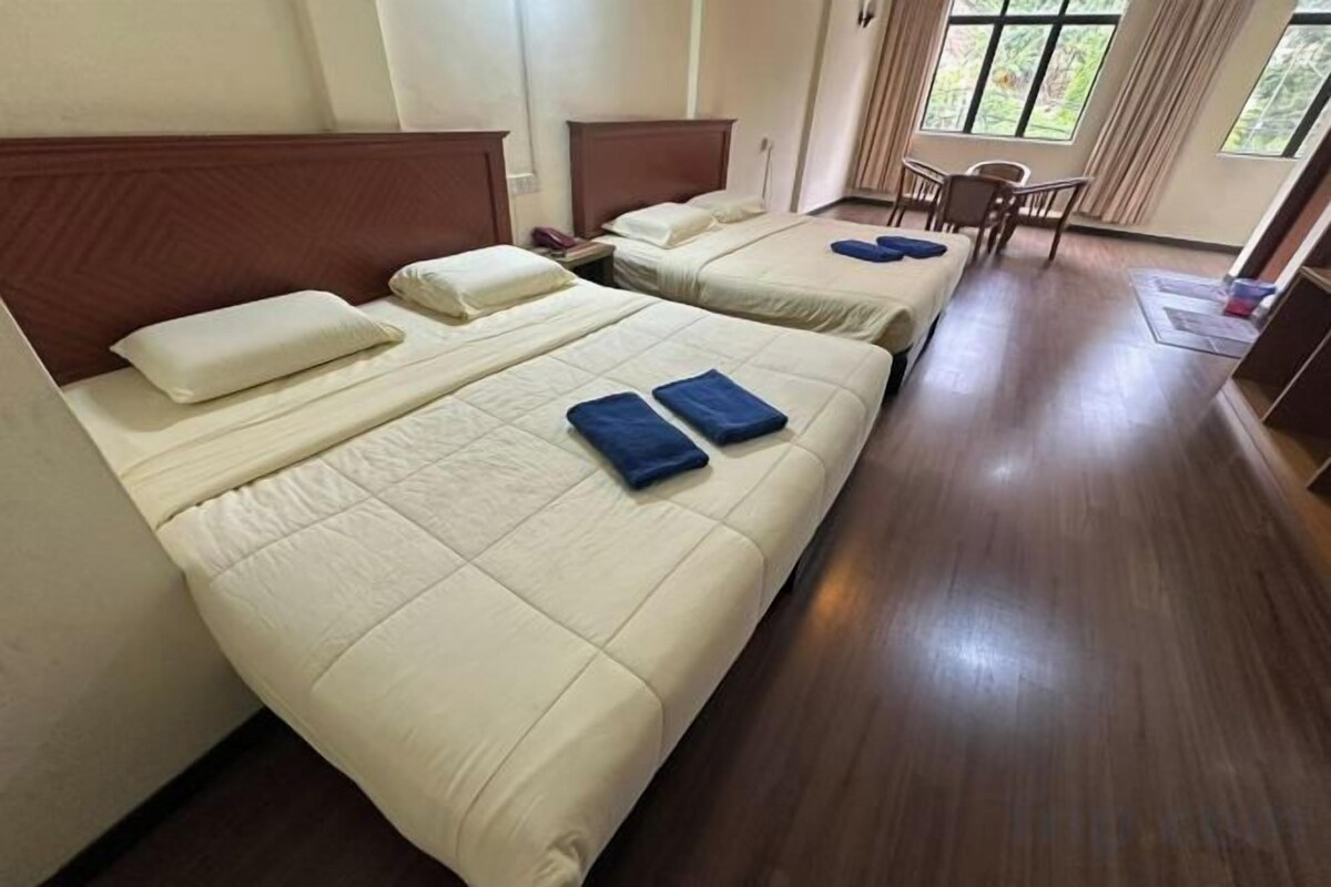 Escritorio, wifi gratis y ropa de cama