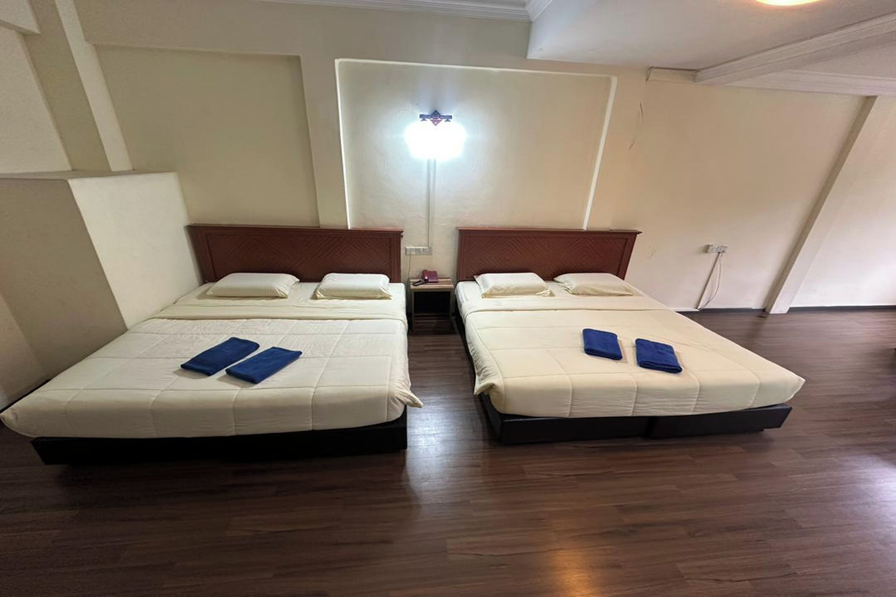 Escritorio, wifi gratis y ropa de cama 