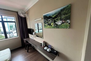 Standard Twin Room | Meja, Wi-fi percuma, cadar katil 