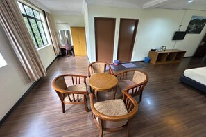 Family Room | Room amenity