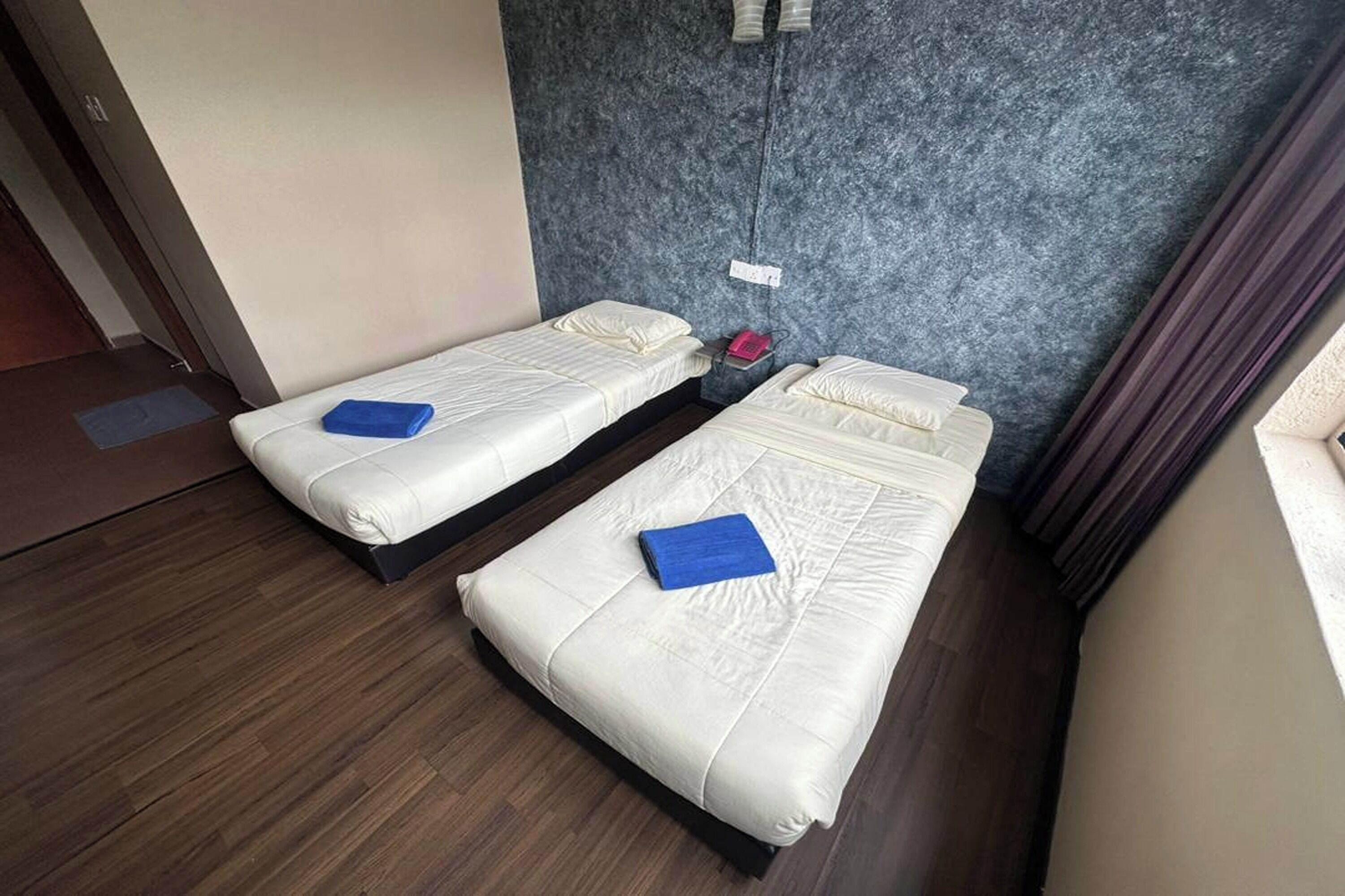 Habitación estándar con 2 camas individuales | Escritorio, wifi gratis y ropa de cama 