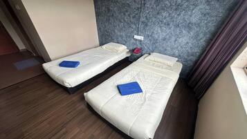 Habitación estándar con 2 camas individuales | Escritorio, wifi gratis y ropa de cama