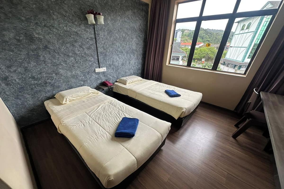 Escritorio, wifi gratis y ropa de cama