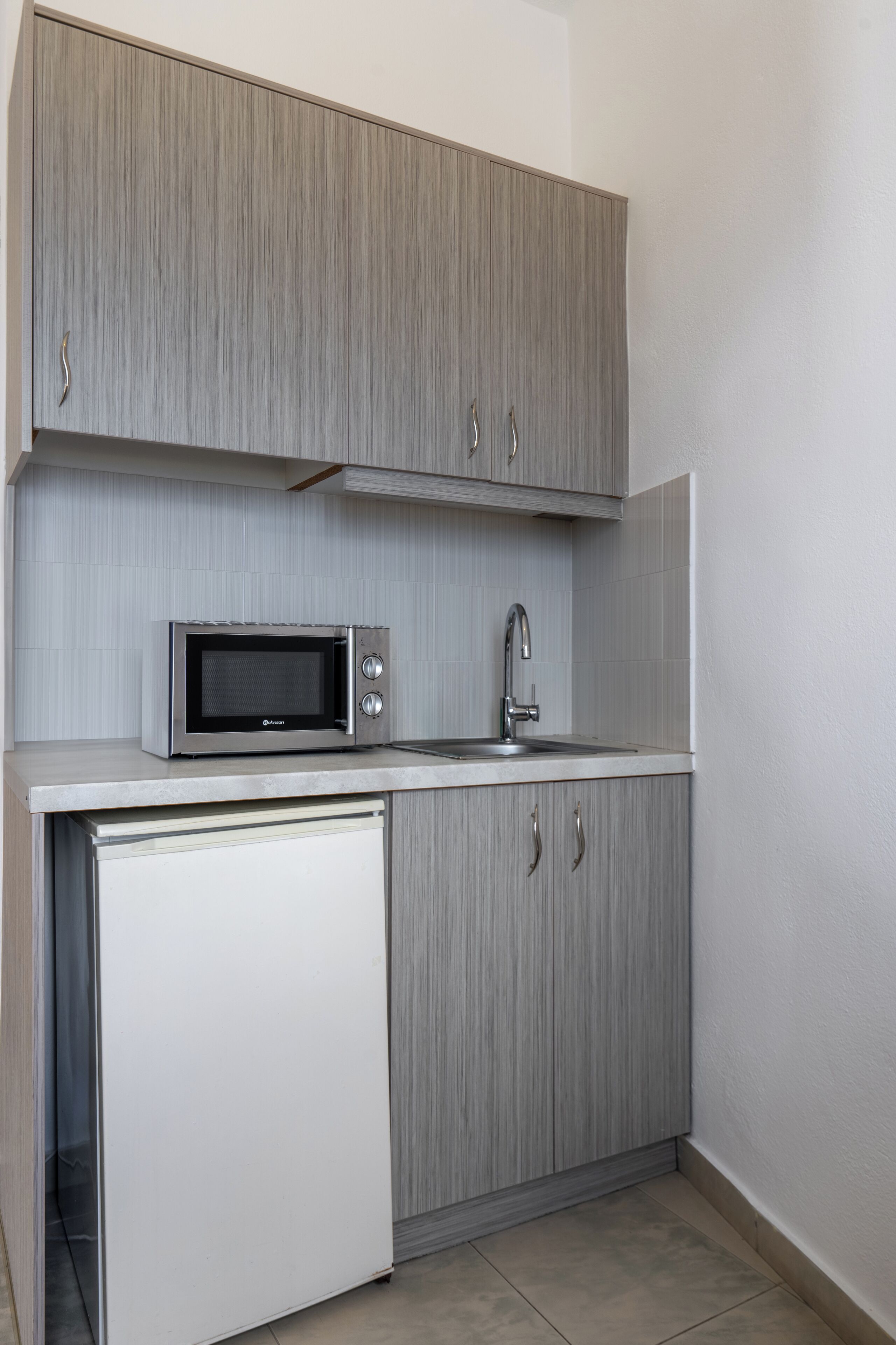 suite (lyra) | private kitchen | fridge, microwave, coffee/tea maker, electric kettle