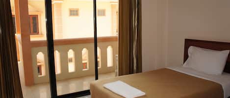 Escritorio, espacio para trabajar con laptop y cortinas blackout