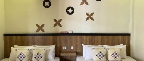 Familierom, 2 dobbeltsenger, ikke-røyk | 1 soverom, sengetøy av topp kvalitet, skrivebord og wi-fi (inkludert)