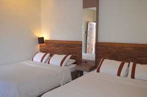 Quarto família, 2 camas de casal, para não fumantes | 1 quarto, roupas de cama premium, escrivaninha, Wi-Fi de cortesia