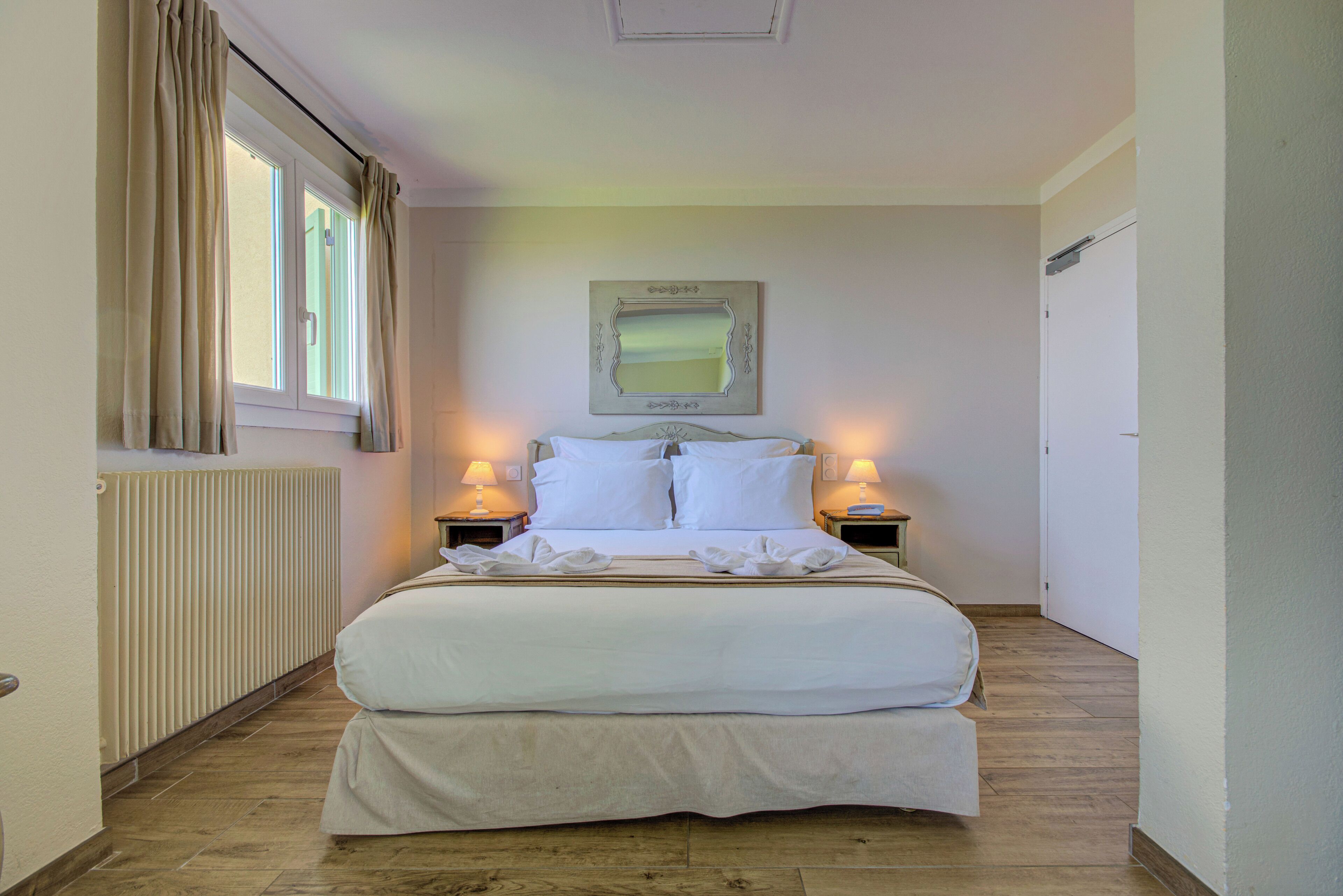 Quarto triplo | Individualmente decorados, individualmente mobiliados, escrivaninha