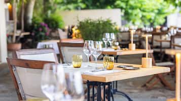 2 restaurants; lunch and dinner served