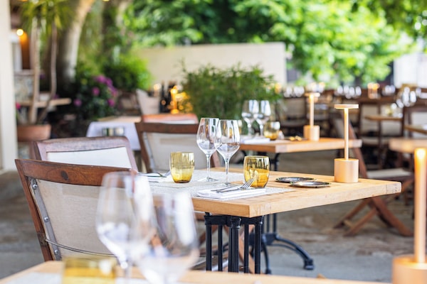 2 restaurants; lunch and dinner served