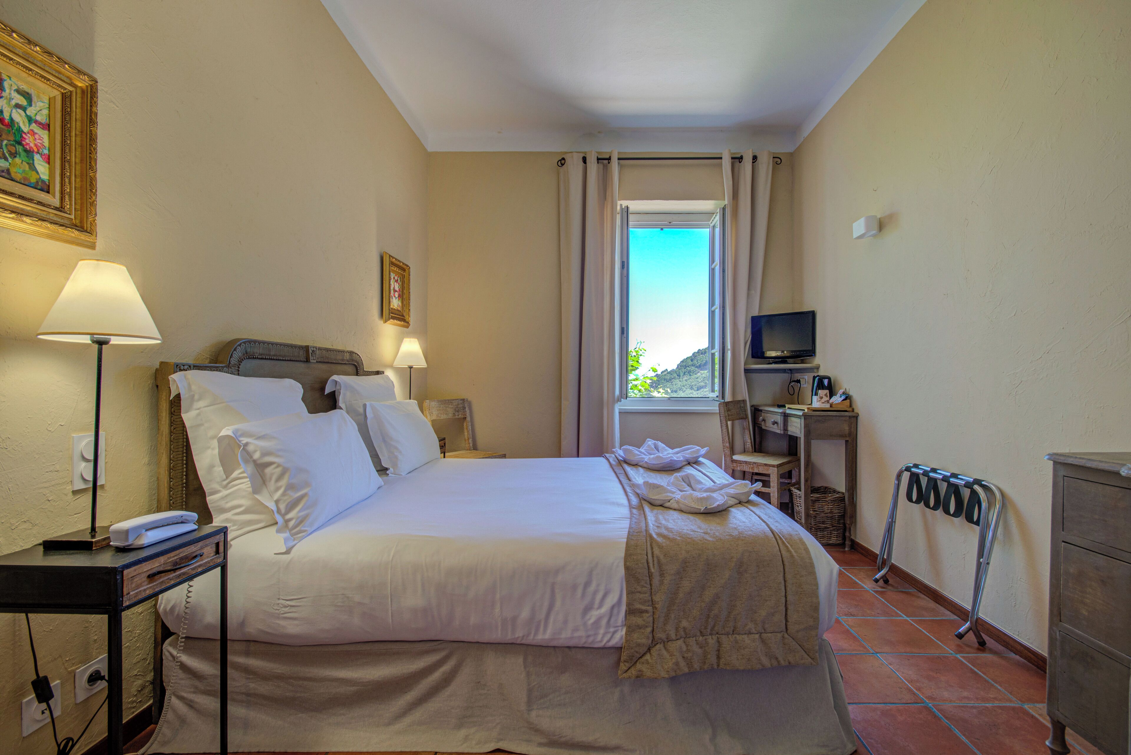 Quarto quádruplo conforto, vista para o mar | Individualmente decorados, individualmente mobiliados, escrivaninha